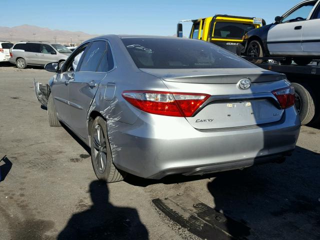 4T1BF1FK5HU323725 - 2017 TOYOTA CAMRY LE ვერცხლისფერი ფოტო 3