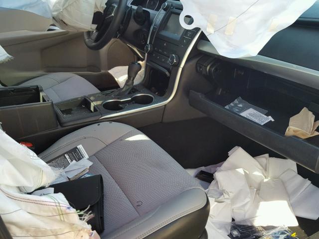 4T1BF1FK5HU323725 - 2017 TOYOTA CAMRY LE ვერცხლისფერი ფოტო 5