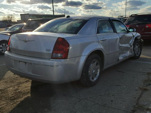 2C3JA53G95H635684 - 2005 CHRYSLER 300 TOURIN SILVER photo 4