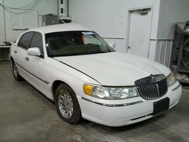 1LNHM82W0XY682117 - 1999 LINCOLN TOWN CAR S WHITE photo 1