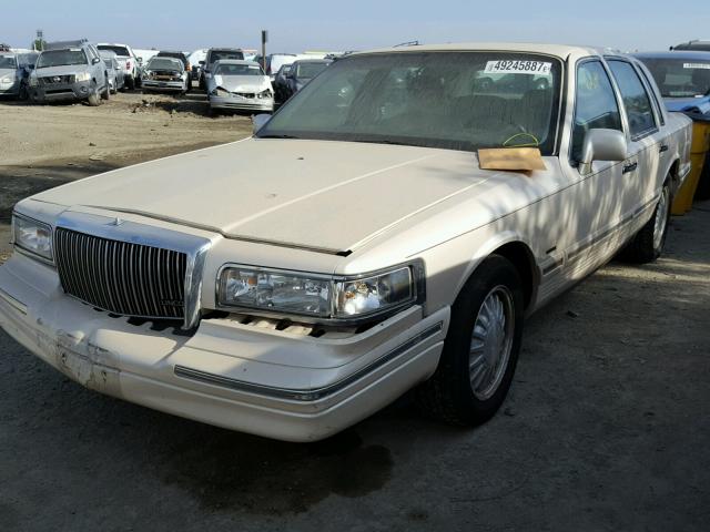 1LNLM83W0VY652749 - 1997 LINCOLN TOWN CAR C BEIGE photo 2