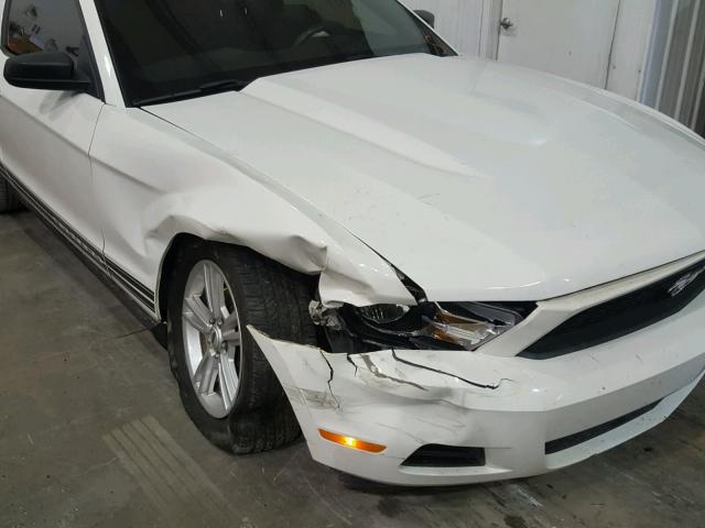 1ZVBP8AM9C5283586 - 2012 FORD MUSTANG WHITE photo 9