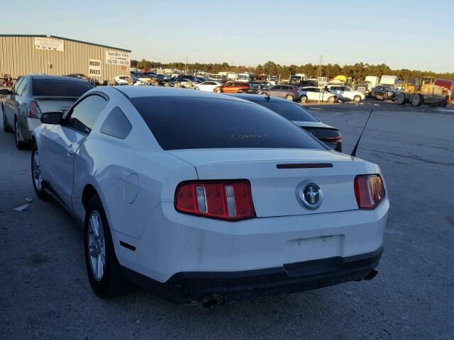 1ZVBP8AM9C5258803 - 2012 FORD MUSTANG WHITE photo 3