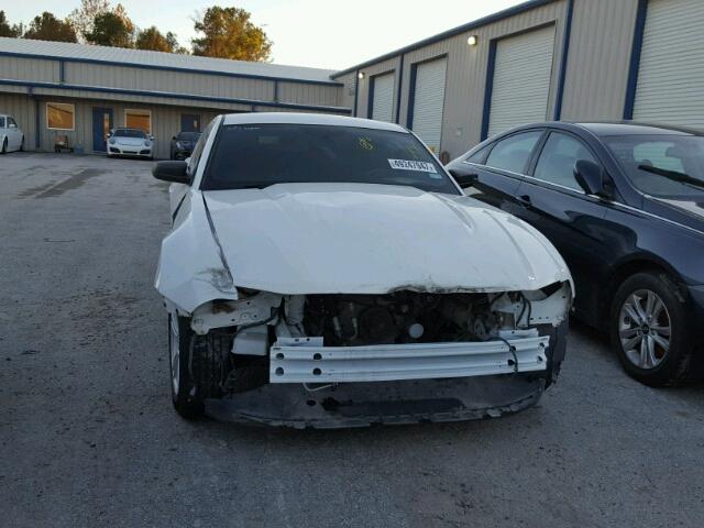 1ZVBP8AM9C5258803 - 2012 FORD MUSTANG WHITE photo 9