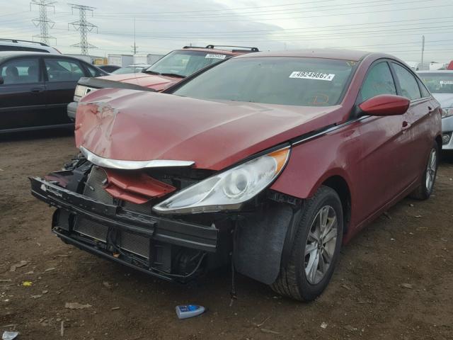 5NPEB4AC7DH592330 - 2013 HYUNDAI SONATA GLS RED photo 2