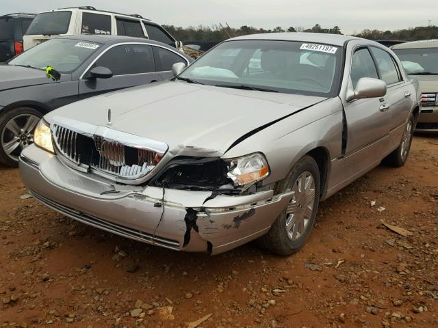 1LNHM83W14Y664400 - 2004 LINCOLN TOWN CAR U SILVER photo 2