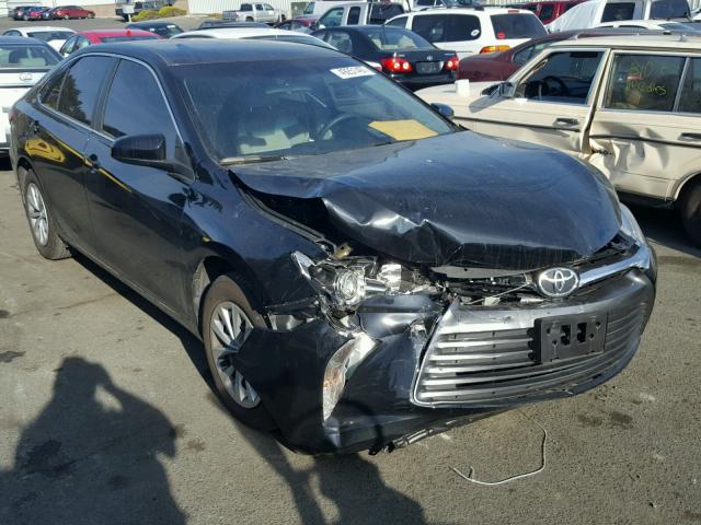4T1BF1FK2HU299416 - 2017 TOYOTA CAMRY LE შავი ფოტო 1