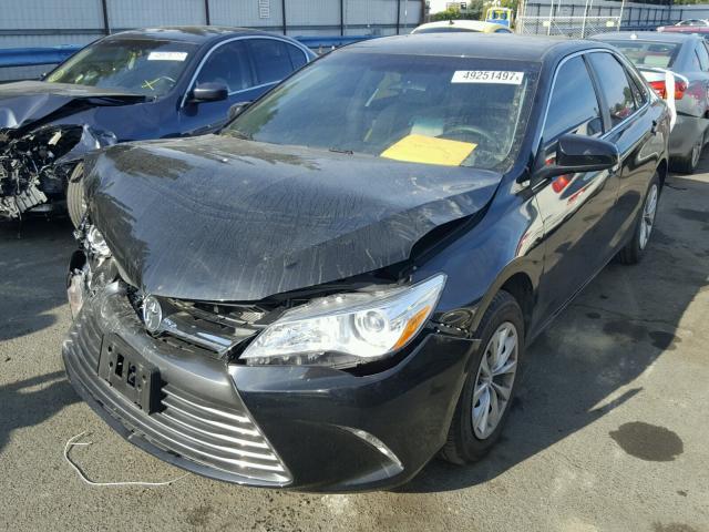 4T1BF1FK2HU299416 - 2017 TOYOTA CAMRY LE შავი ფოტო 2