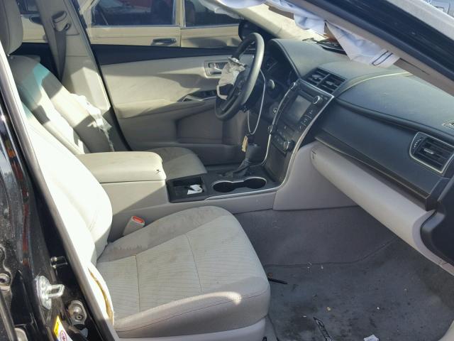 4T1BF1FK2HU299416 - 2017 TOYOTA CAMRY LE შავი ფოტო 5