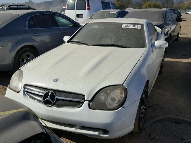 WDBKK65F81F225945 - 2001 MERCEDES-BENZ SLK 320 WHITE photo 2