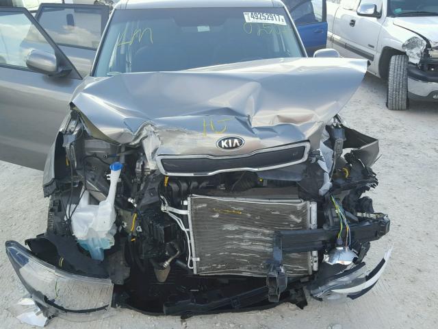 KNDJN2A28E7025079 - 2014 KIA SOUL GRAY photo 7