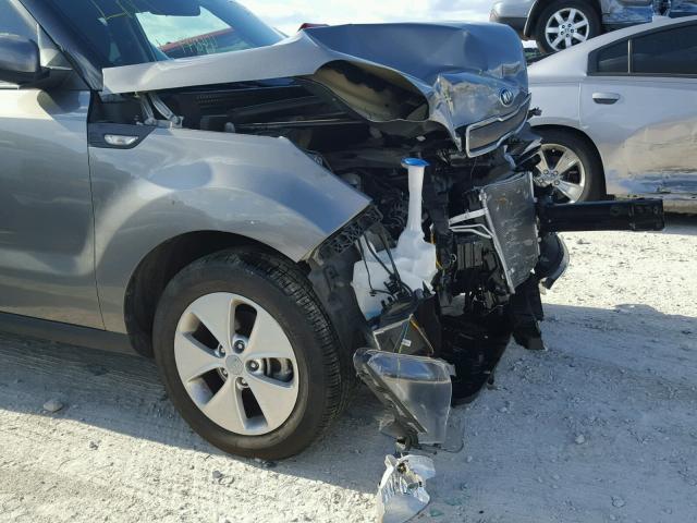 KNDJN2A28E7025079 - 2014 KIA SOUL GRAY photo 9