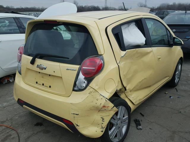 KL8CD6S95DC576986 - 2013 CHEVROLET SPARK 1LT Желтый фото 4