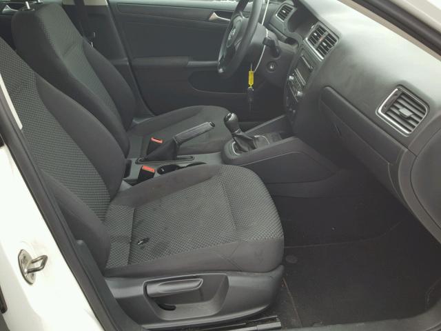 3VW1K7AJ4CM472392 - 2012 VOLKSWAGEN JETTA BASE WHITE photo 5