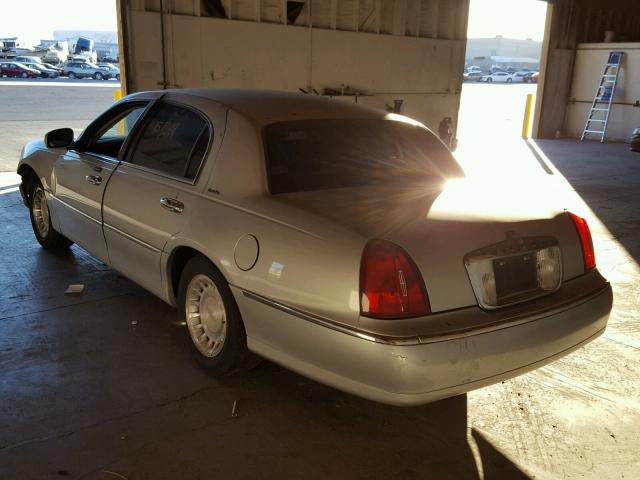 1LNHM81W21Y694651 - 2001 LINCOLN TOWN CAR E GRAY photo 3