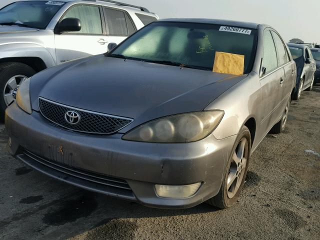 JTDBA30K460026456 - 2006 TOYOTA CAMRY SE GRAY photo 2