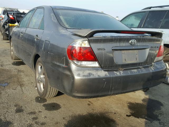 JTDBA30K460026456 - 2006 TOYOTA CAMRY SE GRAY photo 3