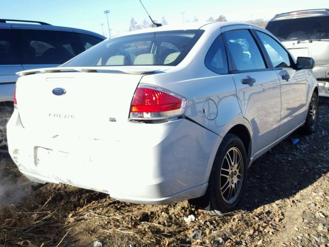 1FAHP3FN1AW127251 - 2010 FORD FOCUS SE WHITE photo 4