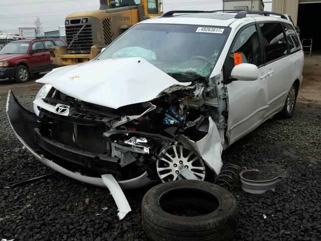 5TDYK4CC5AS305339 - 2010 TOYOTA SIENNA XLE WHITE photo 2