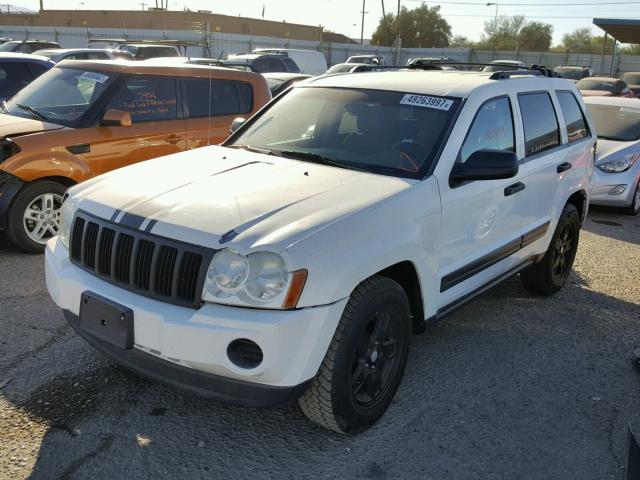 1J4GR48K75C581630 - 2005 JEEP GRAND CHER WHITE photo 2