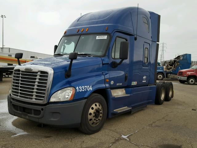3AKJGLBG5DSBS6791 - 2013 FREIGHTLINER CASCADIA 1 BLUE photo 2