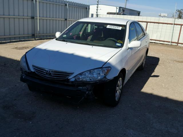 4T1BE32K35U637762 - 2005 TOYOTA CAMRY LE WHITE photo 2