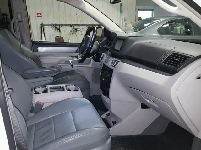 2V4RW5DG1BR750113 - 2011 VOLKSWAGEN ROUTAN SEL WHITE photo 5