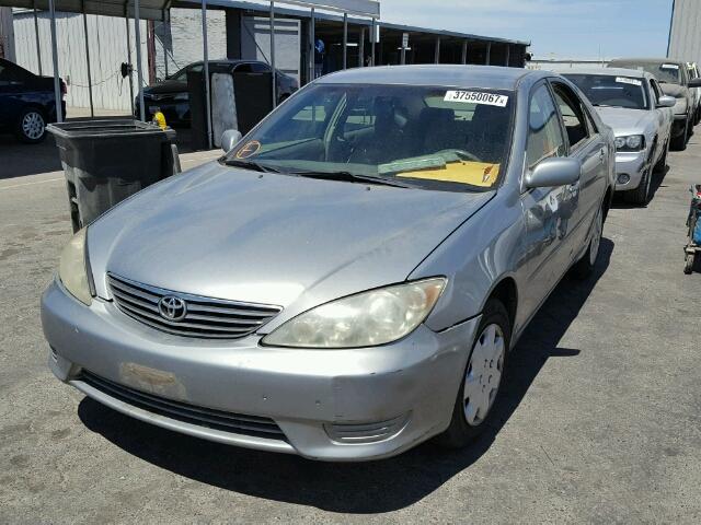 4T1BE30K25U523030 - 2005 TOYOTA CAMRY LE SILVER photo 2