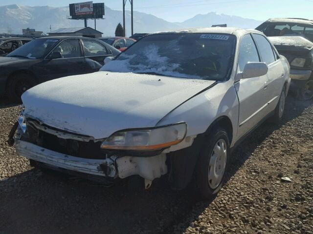 1HGCG6655XA121997 - 1999 HONDA ACCORD LX WHITE photo 2