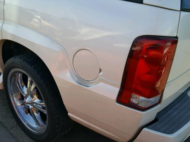 1GYEC63T02R192034 - 2002 CADILLAC ESCALADE L CREAM photo 9