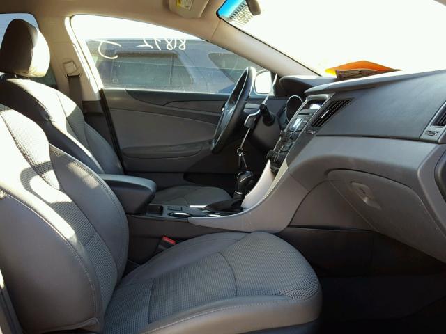 5NPEC4AC9DH786595 - 2013 HYUNDAI SONATA SE SILVER photo 5