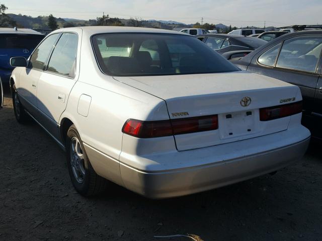 JT2BG22K0X0368017 - 1999 TOYOTA CAMRY LE WHITE photo 3