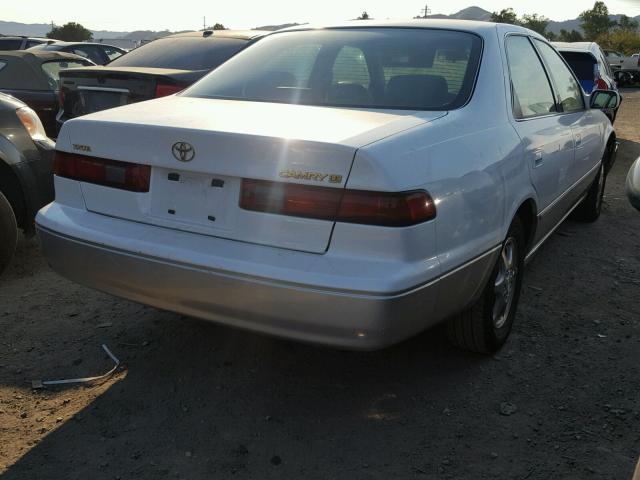 JT2BG22K0X0368017 - 1999 TOYOTA CAMRY LE WHITE photo 4