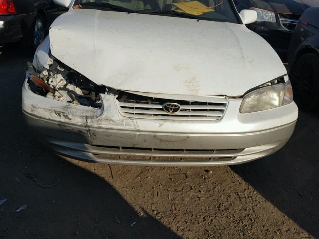 JT2BG22K0X0368017 - 1999 TOYOTA CAMRY LE WHITE photo 7