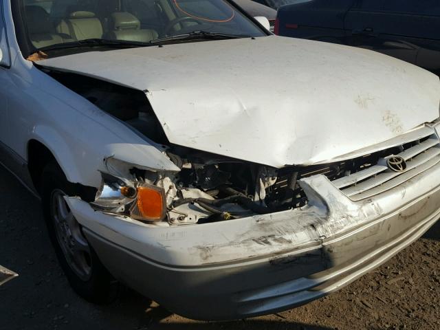 JT2BG22K0X0368017 - 1999 TOYOTA CAMRY LE WHITE photo 9