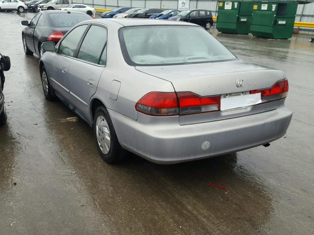 1HGCG564X1A076564 - 2001 HONDA ACCORD LX SILVER photo 3