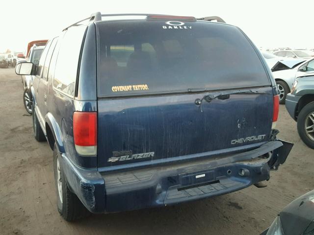 1GNDT13W52K207237 - 2002 CHEVROLET BLAZER BLUE photo 3