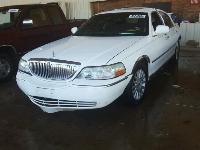 1LNHM82W13Y696733 - 2003 LINCOLN TOWN CAR S WHITE photo 2