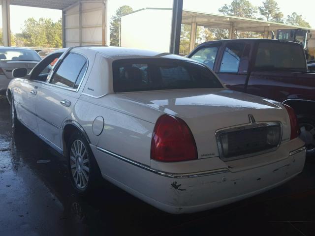 1LNHM82W13Y696733 - 2003 LINCOLN TOWN CAR S WHITE photo 3