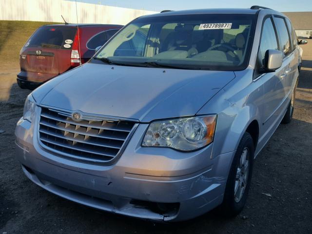 2A8HR54179R674022 - 2009 CHRYSLER TOWN & COU SILVER photo 2