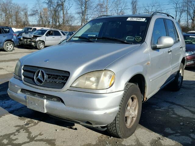 4JGAB54E31A288721 - 2001 MERCEDES-BENZ ML 320 SILVER photo 2