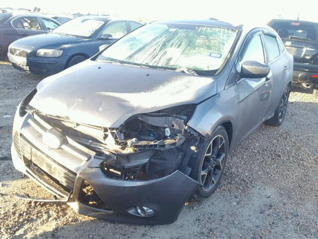 1FAHP3F29CL114242 - 2012 FORD FOCUS SE GRAY photo 2