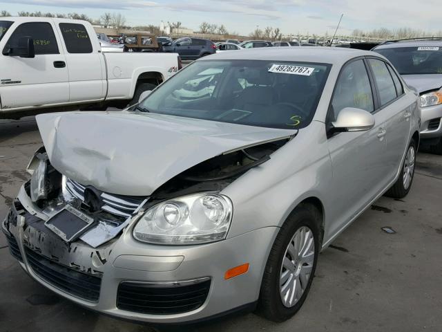 3VWJZ7AJ1AM025480 - 2010 VOLKSWAGEN JETTA S Gümüş foto 2
