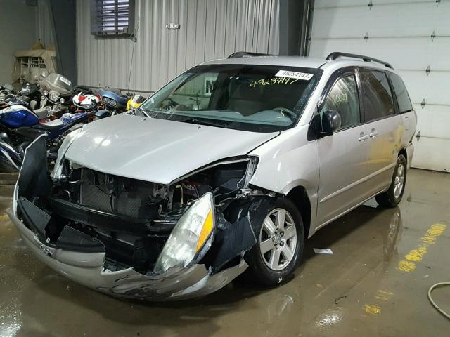 5TDZK23CX8S124126 - 2008 TOYOTA SIENNA CE SILVER photo 2