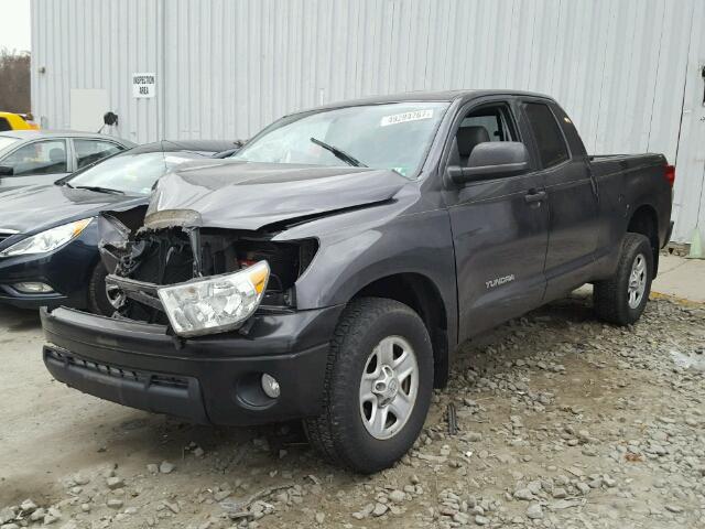 5TFRM5F12CX042867 - 2012 TOYOTA TUNDRA DOU GRAY photo 2