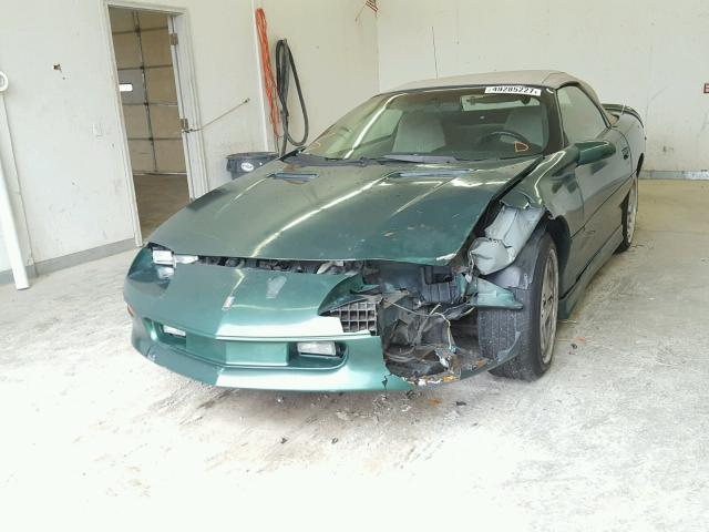 2G1FP32K5T2162448 - 1996 CHEVROLET CAMARO BAS მწვანე ფოტო 2