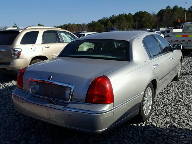 1LNHM83WX4Y657591 - 2004 LINCOLN TOWN CAR U SILVER photo 4