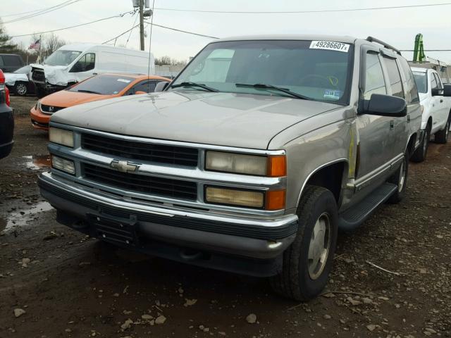 1GNEK13R3XJ440709 - 1999 CHEVROLET TAHOE K150 SILVER photo 2