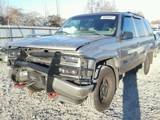 1GNEK13R2YR172738 - 2000 CHEVROLET TAHOE K150 TAN photo 2