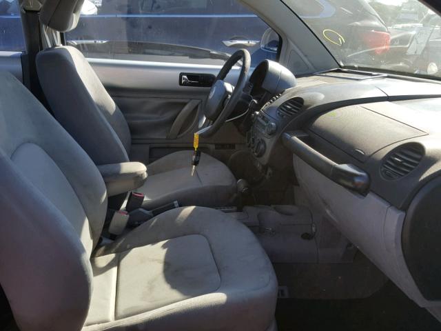 3VWCC21C7YM474137 - 2000 VOLKSWAGEN NEW BEETLE 银色 照片 5